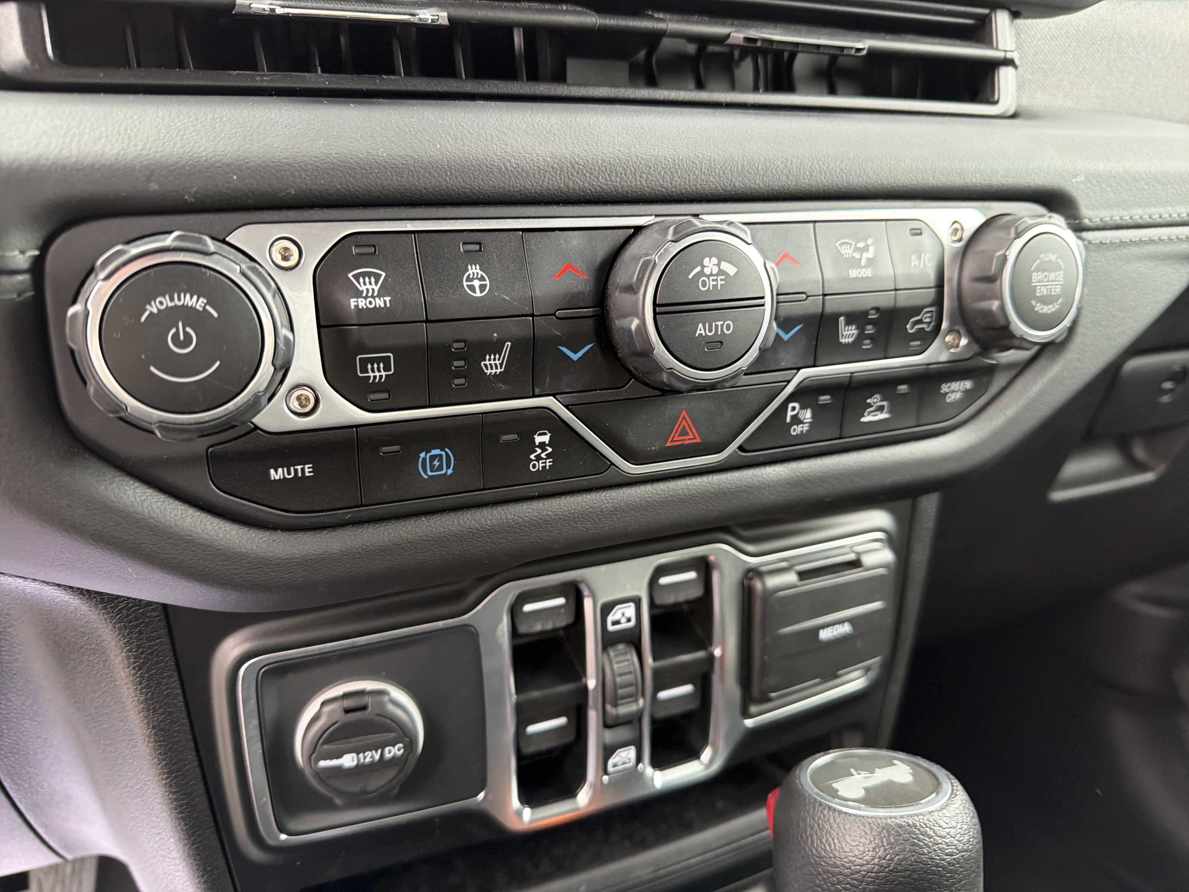 Certified 2025 Jeep Wrangler Sahara w/ Safety Group image 16