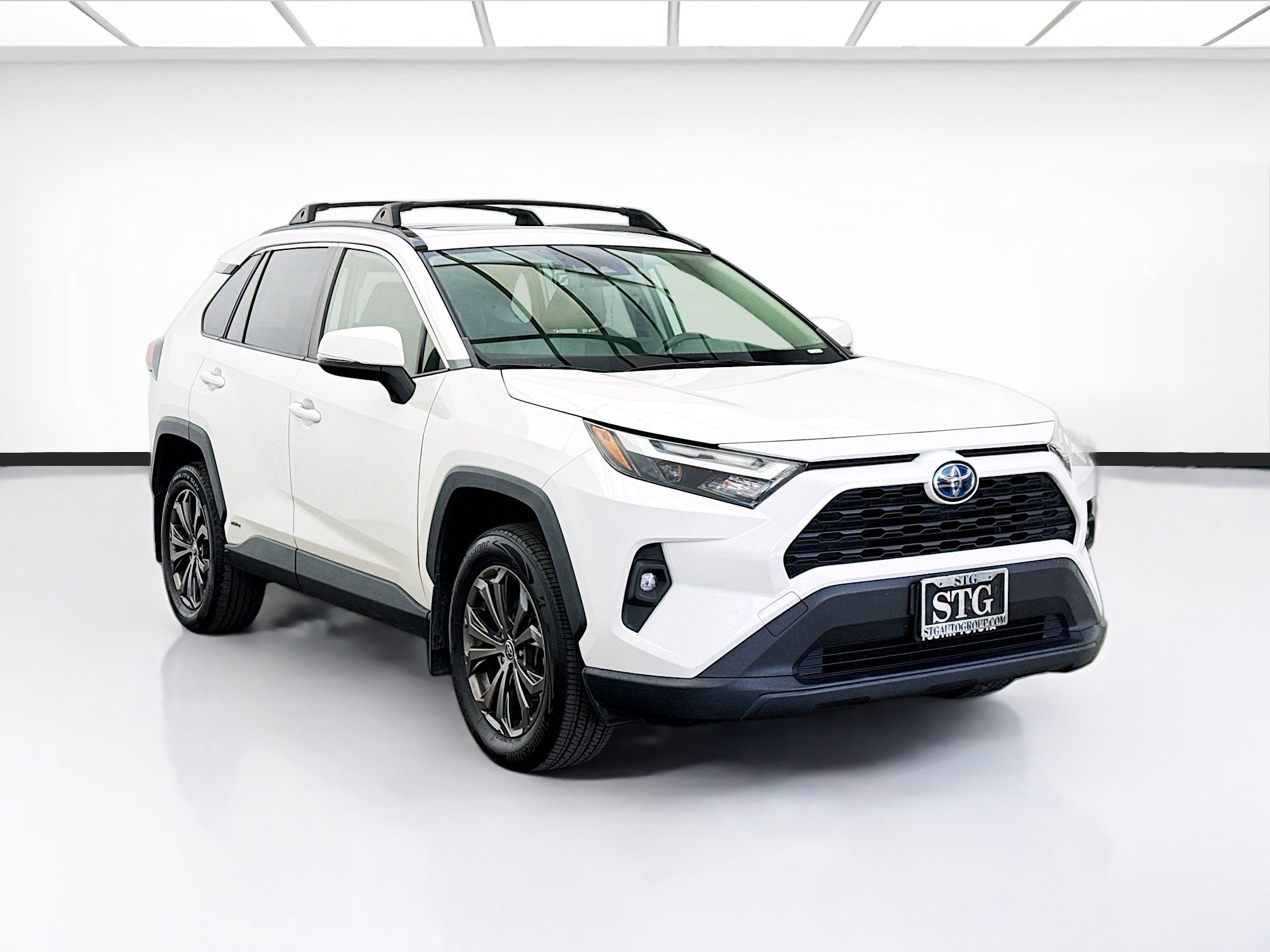 Used 2022 Toyota RAV4 XLE Premium AWD/4WD image 3