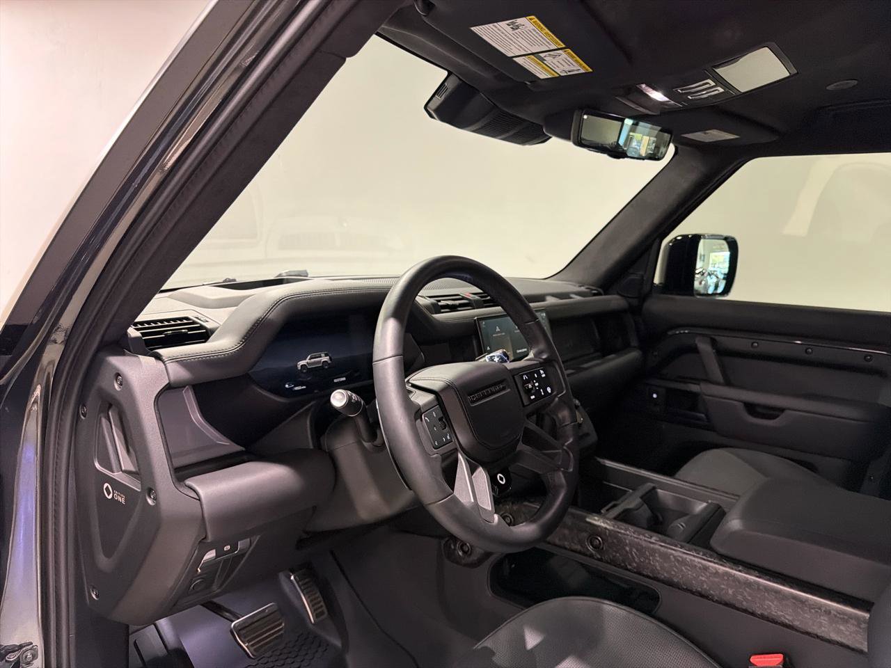 Used 2025 Land Rover Defender 110 image 24