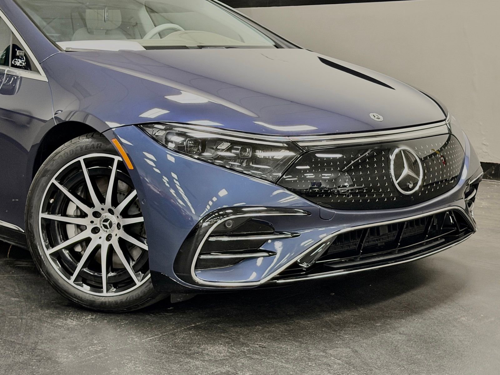Used 2023 Mercedes-Benz EQS 580 4MATIC Sedan image 3