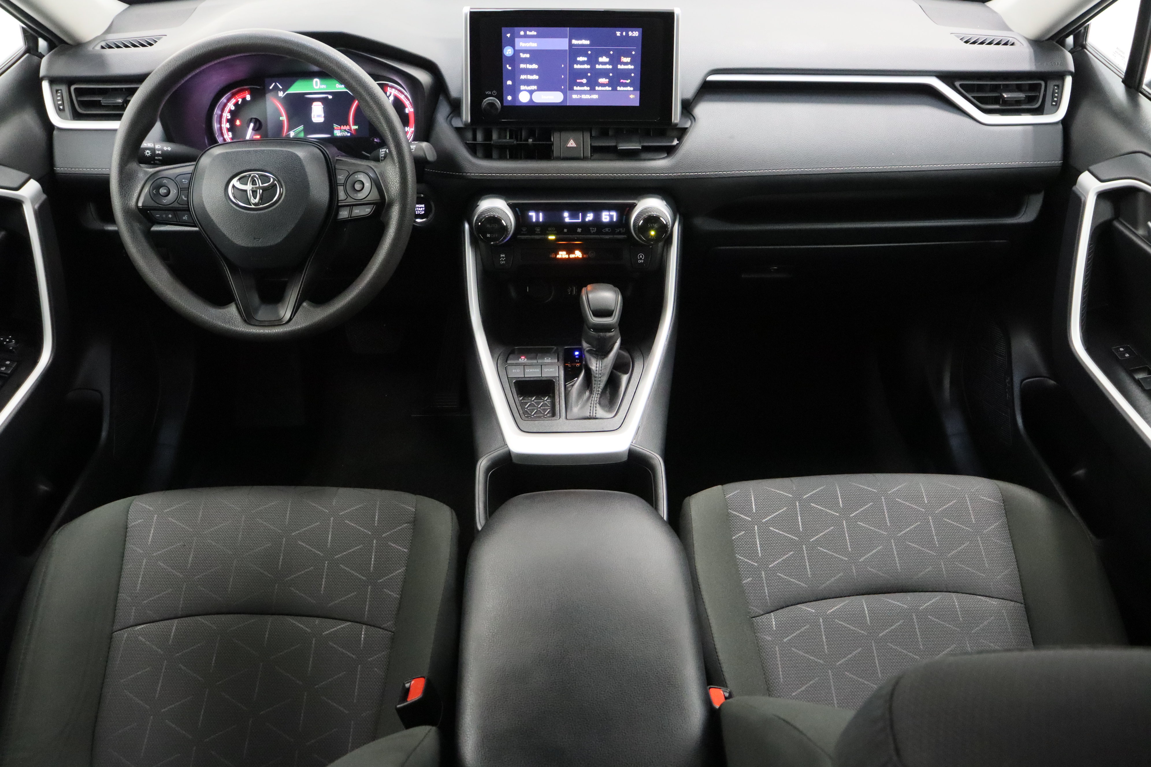 Used 2025 Toyota RAV4 XLE FWD image 30