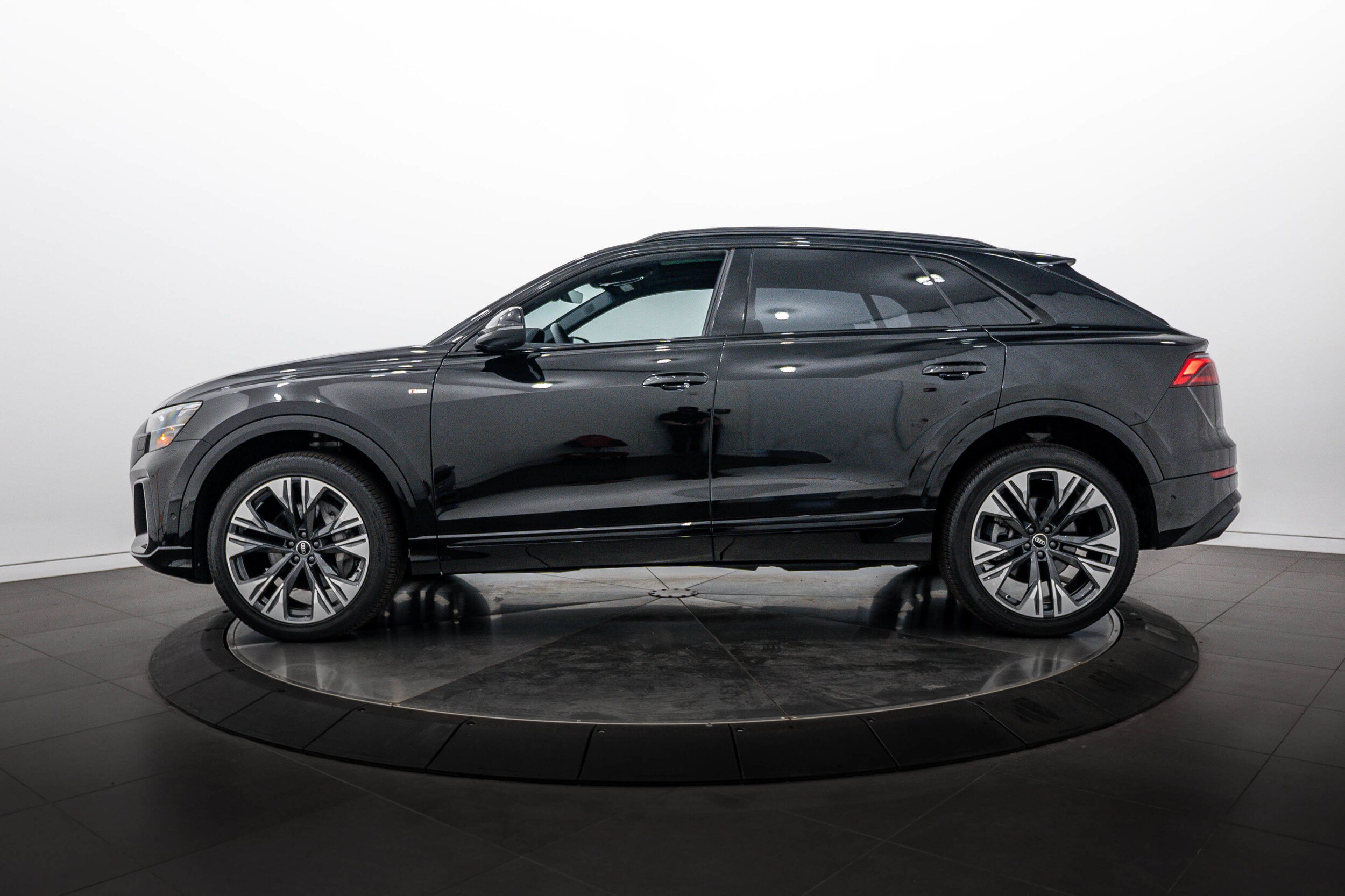 Certified 2025 Audi Q8 Premium Plus w/ Premium Plus Package AWD/4WD image 6