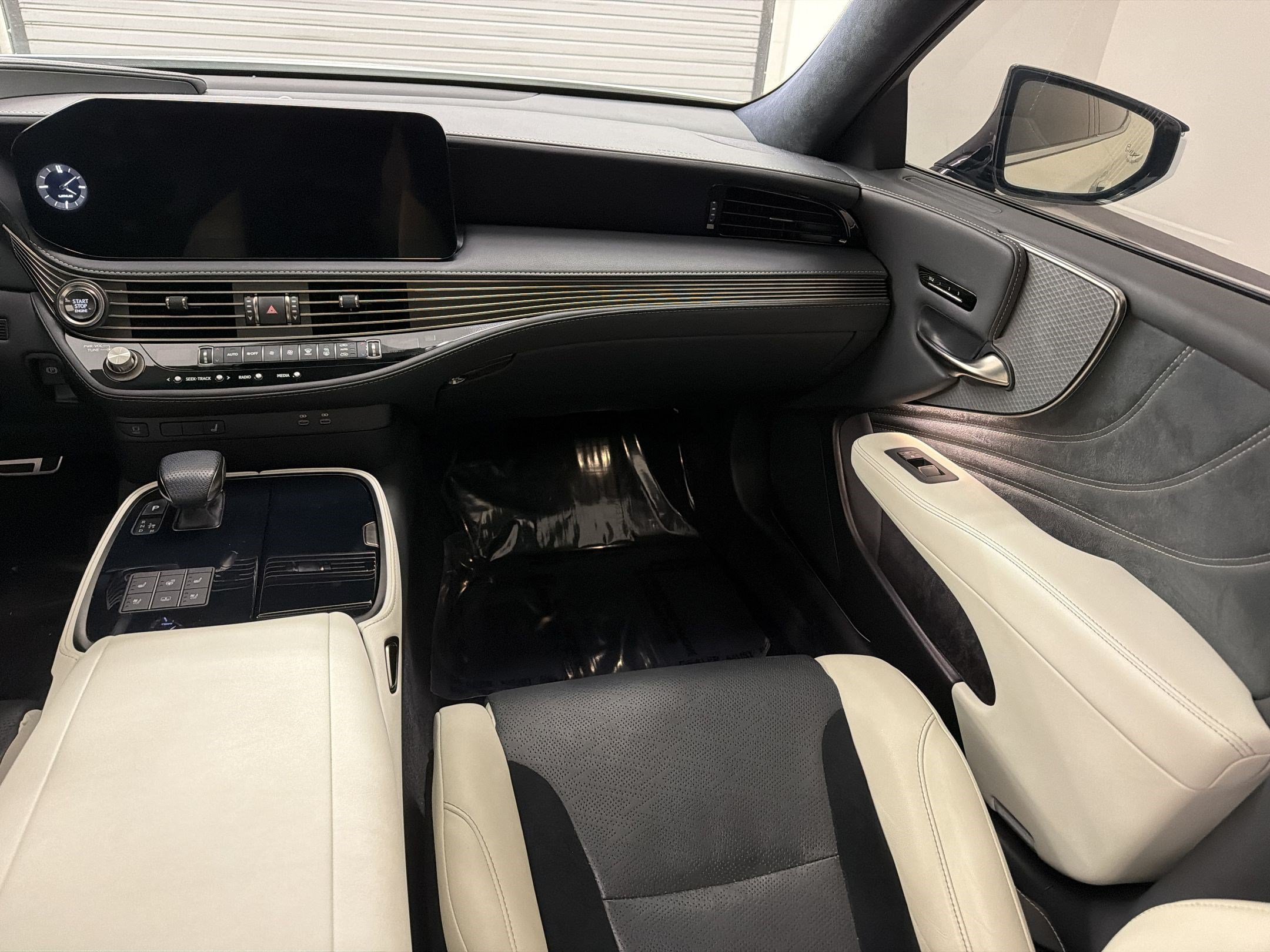 Used 2023 Lexus LS 500 F Sport w/ Accessory Package (Z1) AWD/4WD image 31
