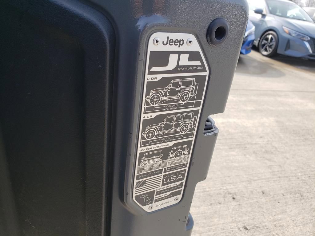 Used 2018 Jeep Wrangler Unlimited Sahara w/ Cold Weather Group image 9