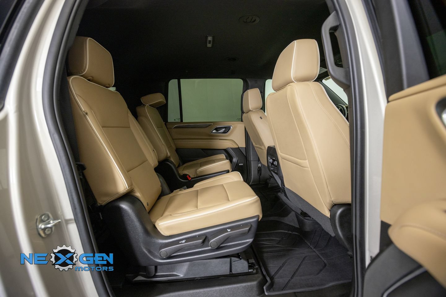 Used 2022 Chevrolet Suburban Premier AWD/4WD image 37