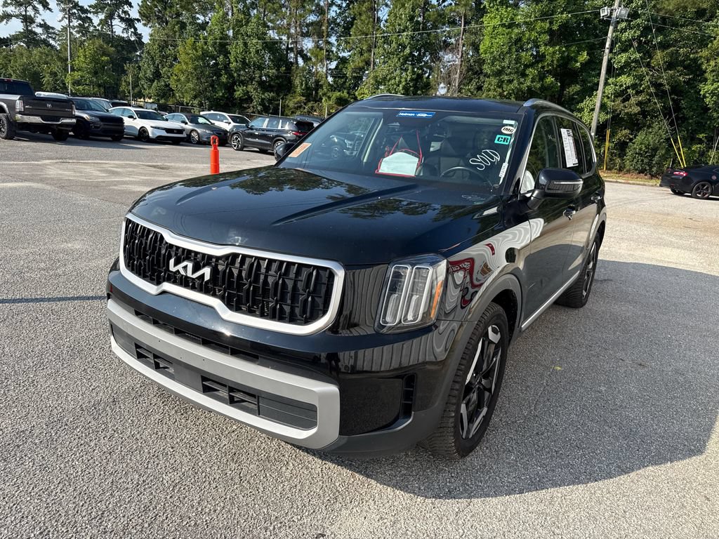 Used 2024 Kia Telluride EX w/ EX Captain's Chair Package FWD image 4