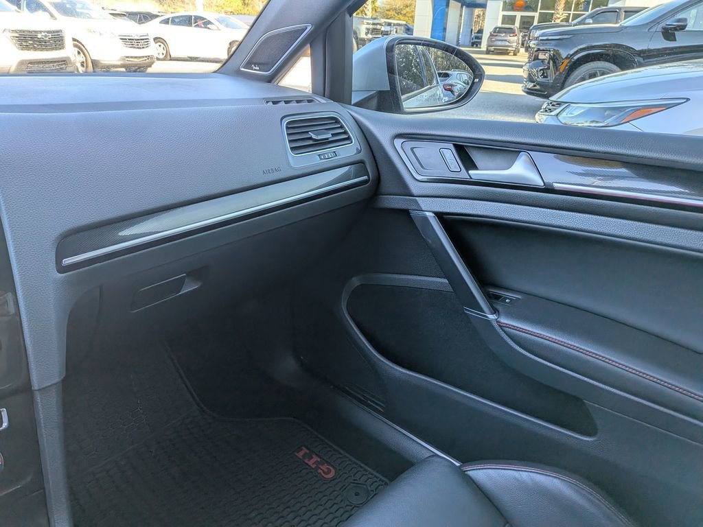 Used 2017 Volkswagen GTI SE image 17