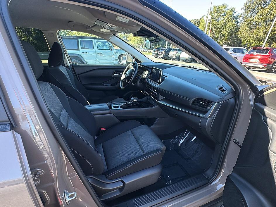 Certified 2025 Nissan Rogue SV AWD/4WD image 9
