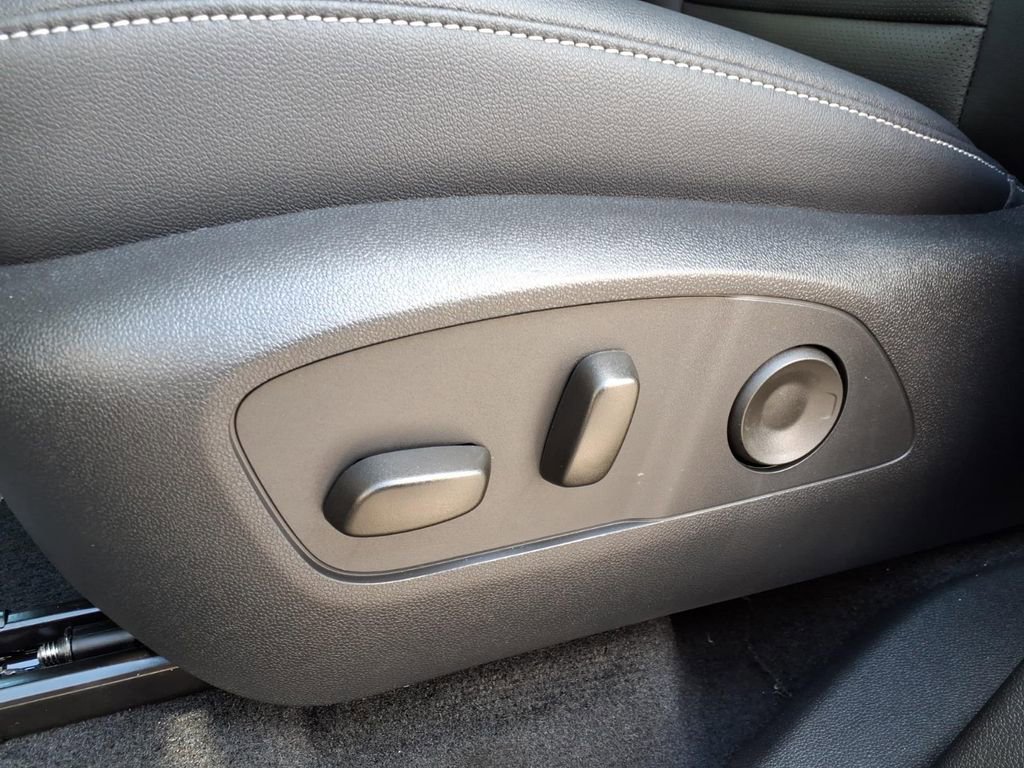 Used 2026 Chevrolet Traverse LT w/ LPO, Floor Liner Package FWD image 14