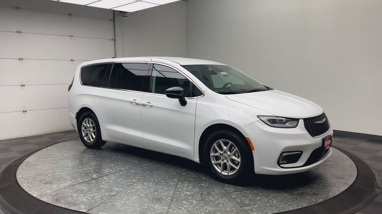 Used 2024 Chrysler Pacifica Touring-L FWD image 33