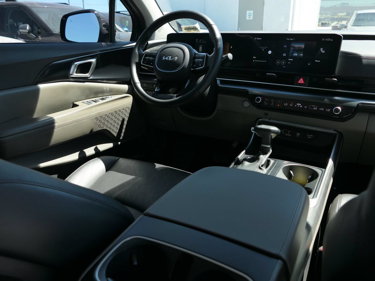 Used 2025 Kia Carnival FWD image 25