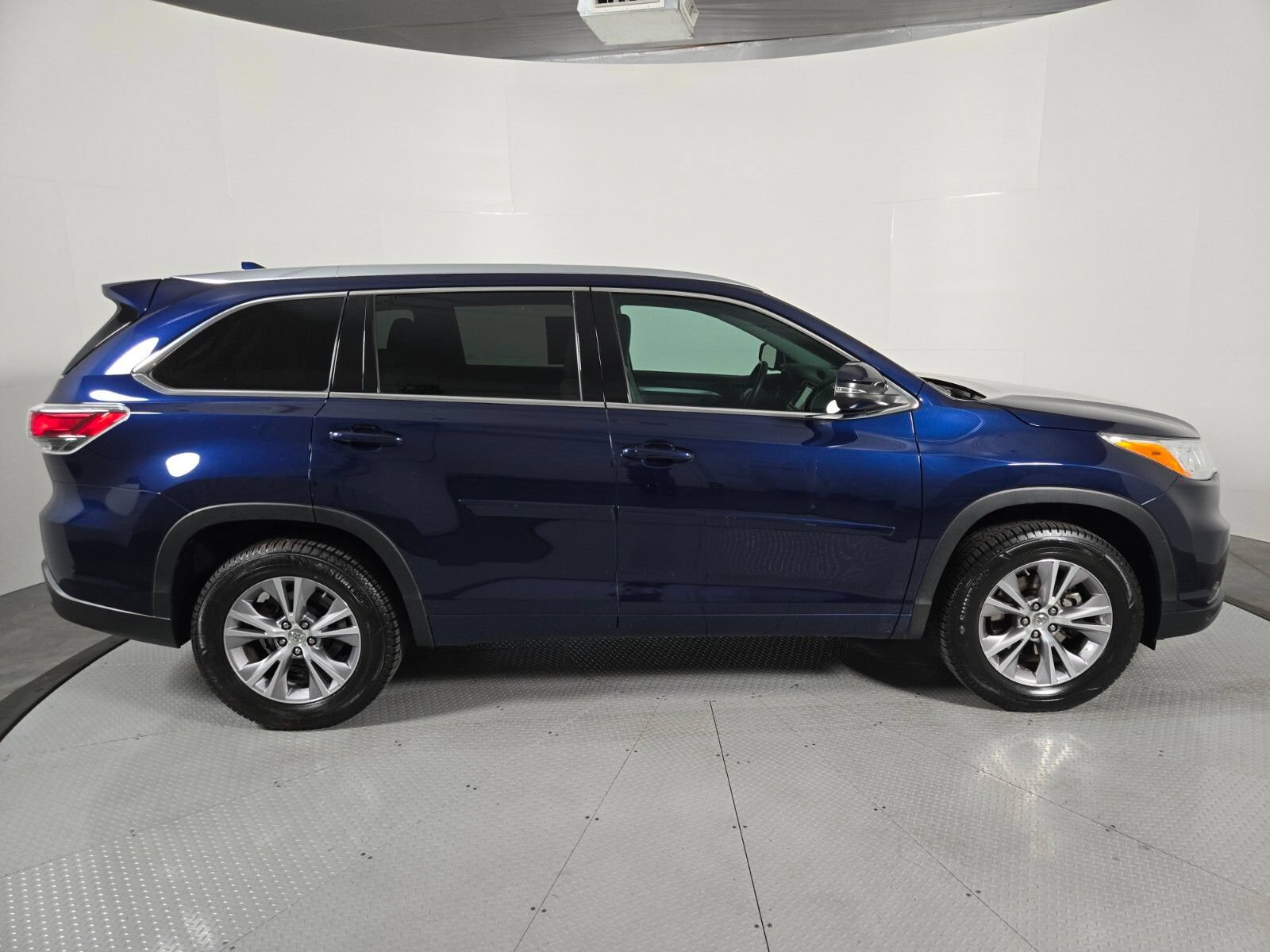 Used 2014 Toyota Highlander XLE FWD image 3