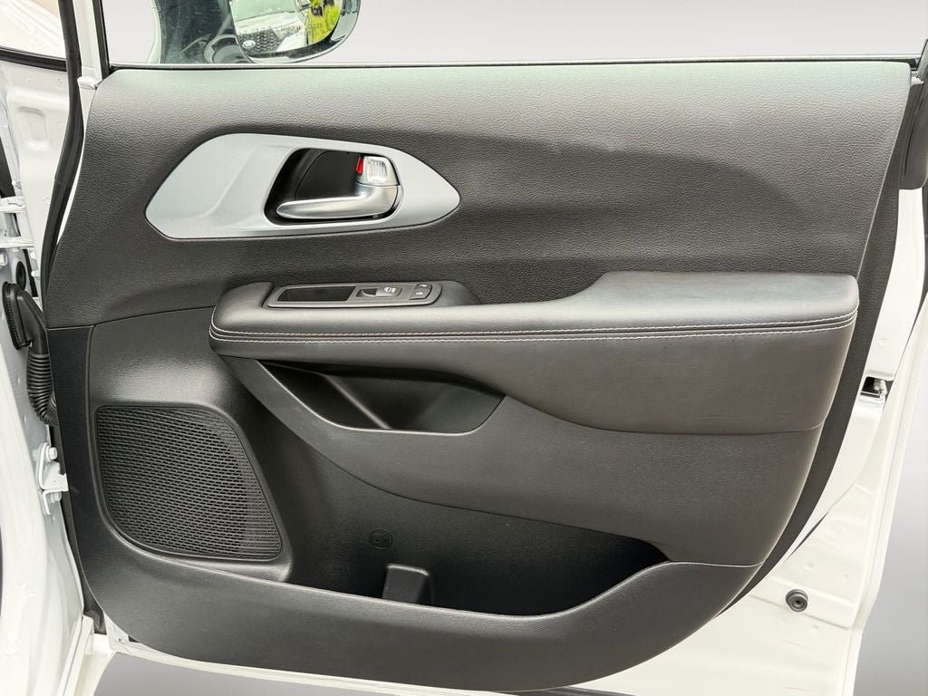 Used 2026 Chrysler Pacifica Limited FWD image 12