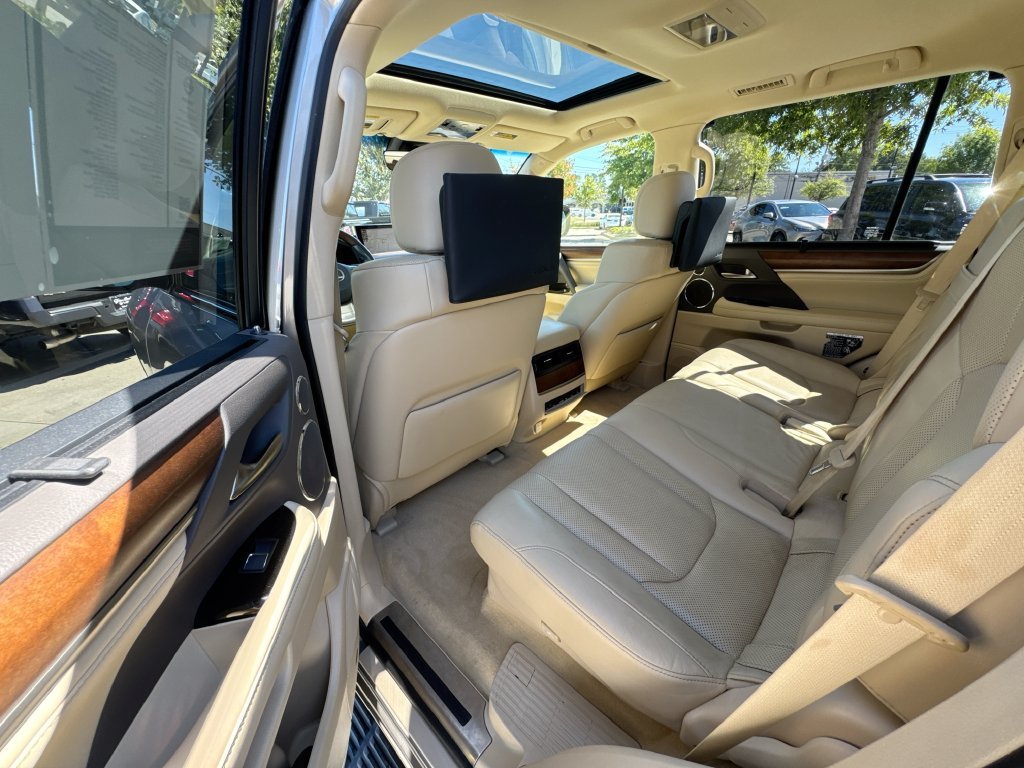 Used 2019 Lexus LX 570 4WD w/ Luxury Package image 31