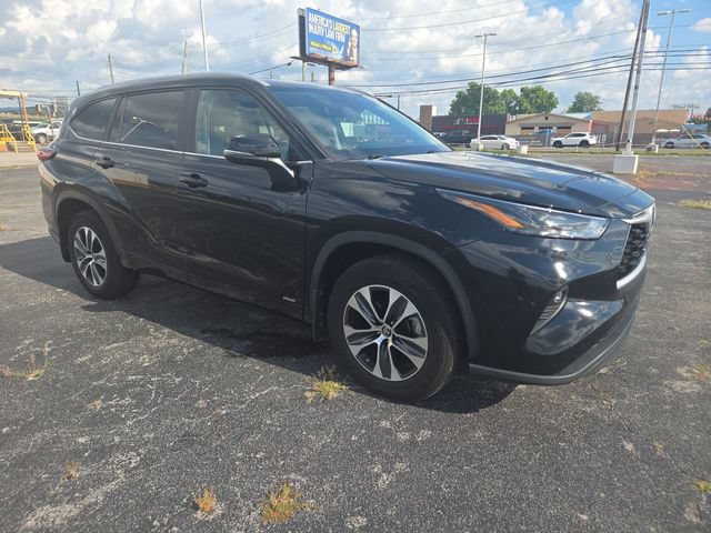 Used 2024 Toyota Highlander XLE AWD/4WD image 2