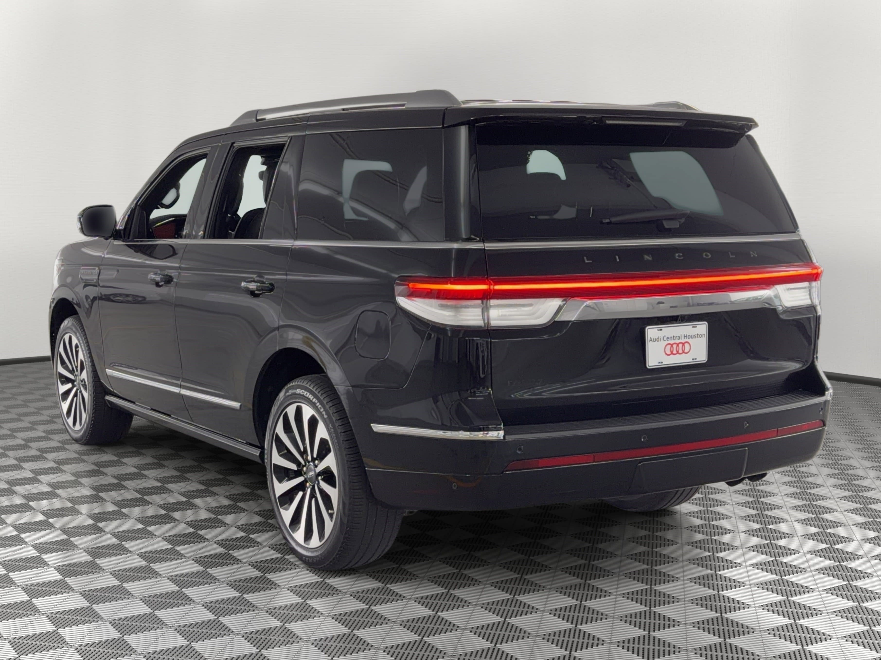 Used 2024 Lincoln Navigator Reserve AWD/4WD image 3