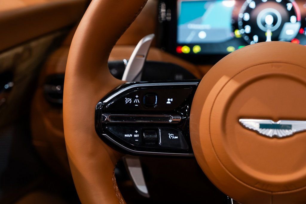 Used 2024 Aston Martin DB12 Convertible image 28