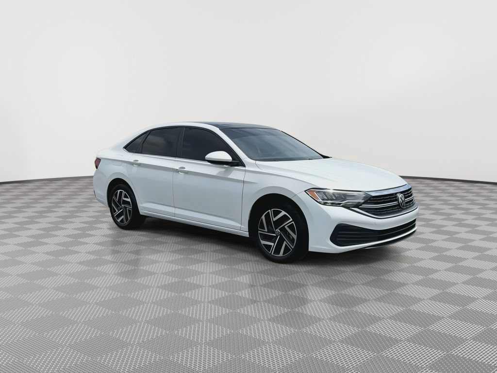 Used 2024 Volkswagen Jetta SE FWD image 2