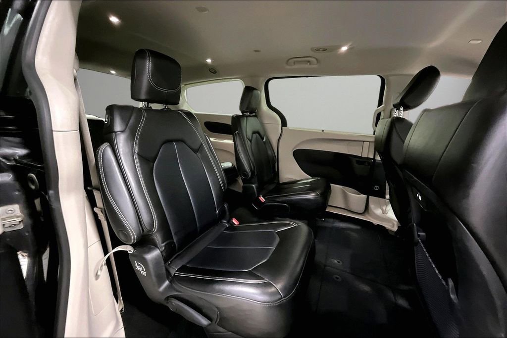 Used 2023 Chrysler Pacifica Touring-L image 25