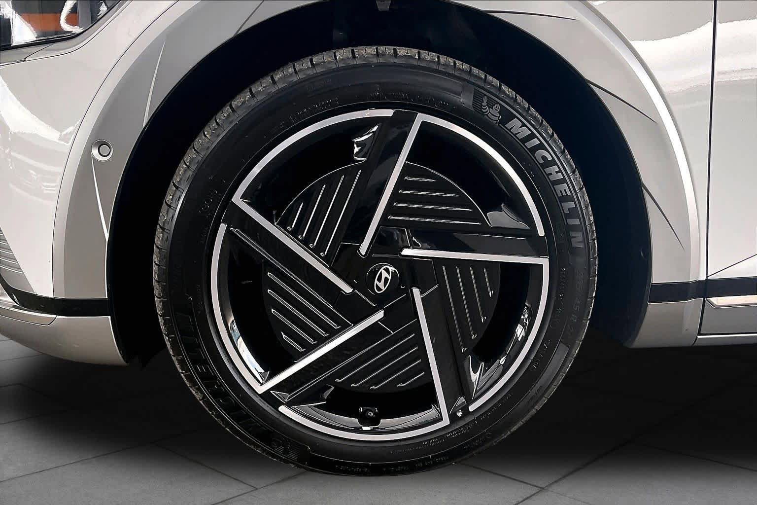 Certified 2025 Hyundai Ioniq 5 Limited AWD/4WD image 10