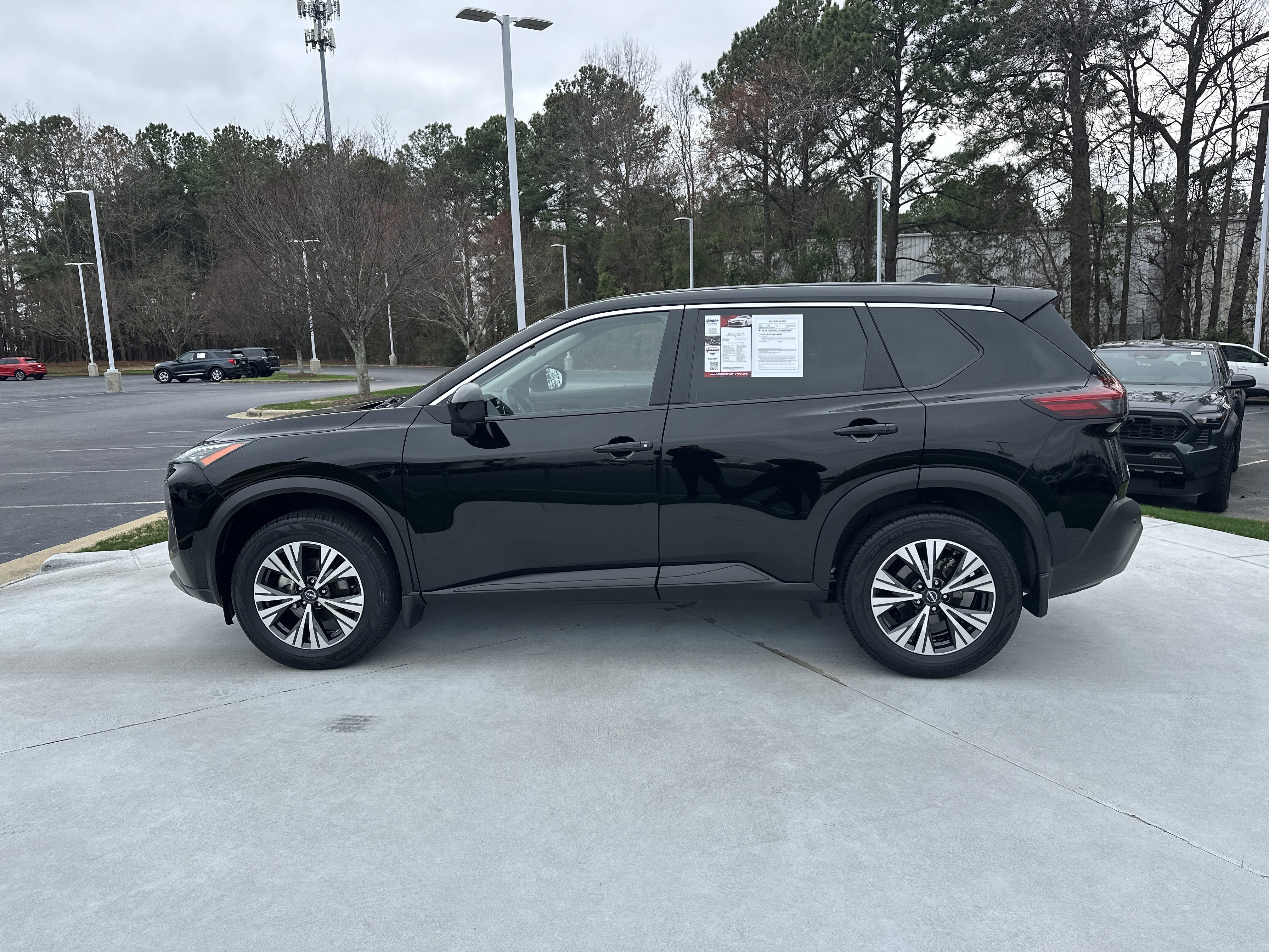 Used 2023 Nissan Rogue SV image 7