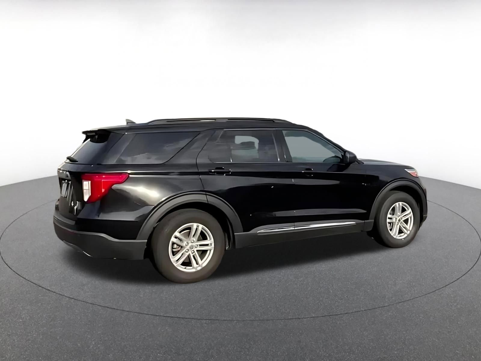 Used 2023 Ford Explorer XLT w/ Equipment Group 202A RWD image 12