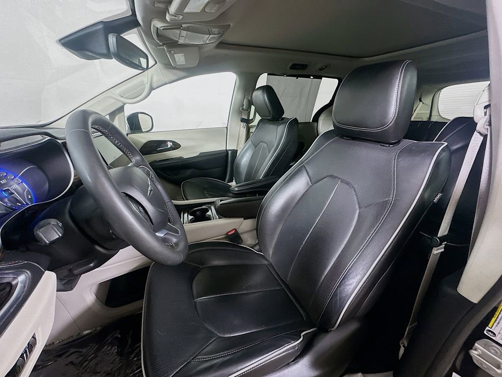Used 2023 Chrysler Pacifica Limited image 16