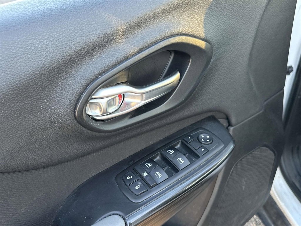 Used 2014 Jeep Cherokee Sport image 17