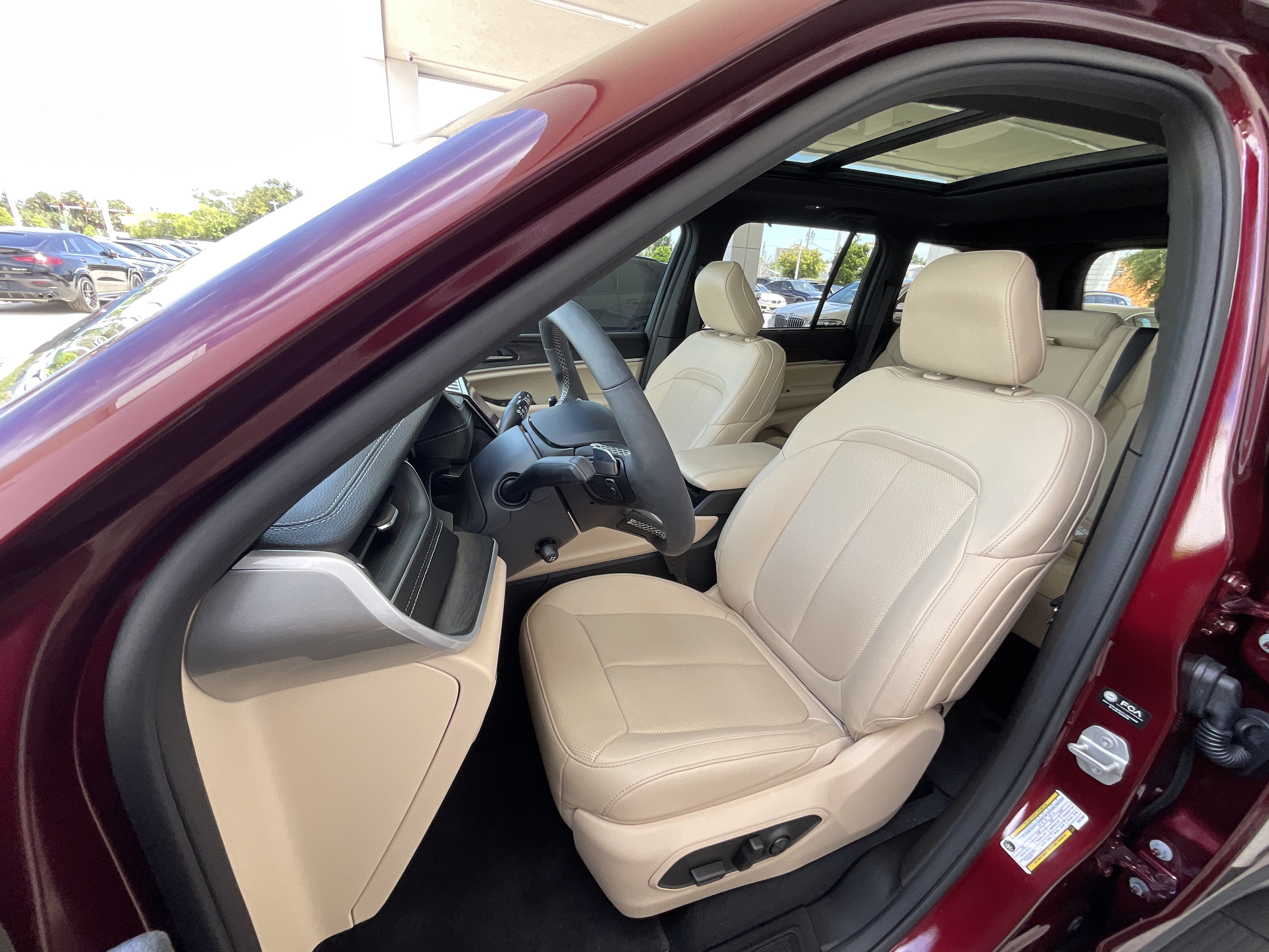 Used 2025 Jeep Grand Cherokee Limited w/ Luxury Tech Group II AWD/4WD image 10