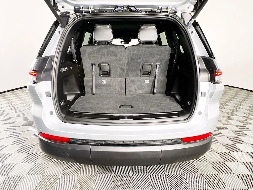 Used 2025 Jeep Grand Cherokee L Limited w/ Black Appearance Package image 27