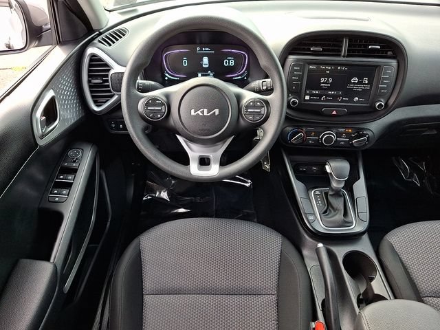 Used 2025 Kia Soul LX w/ LX Technology Package FWD image 11