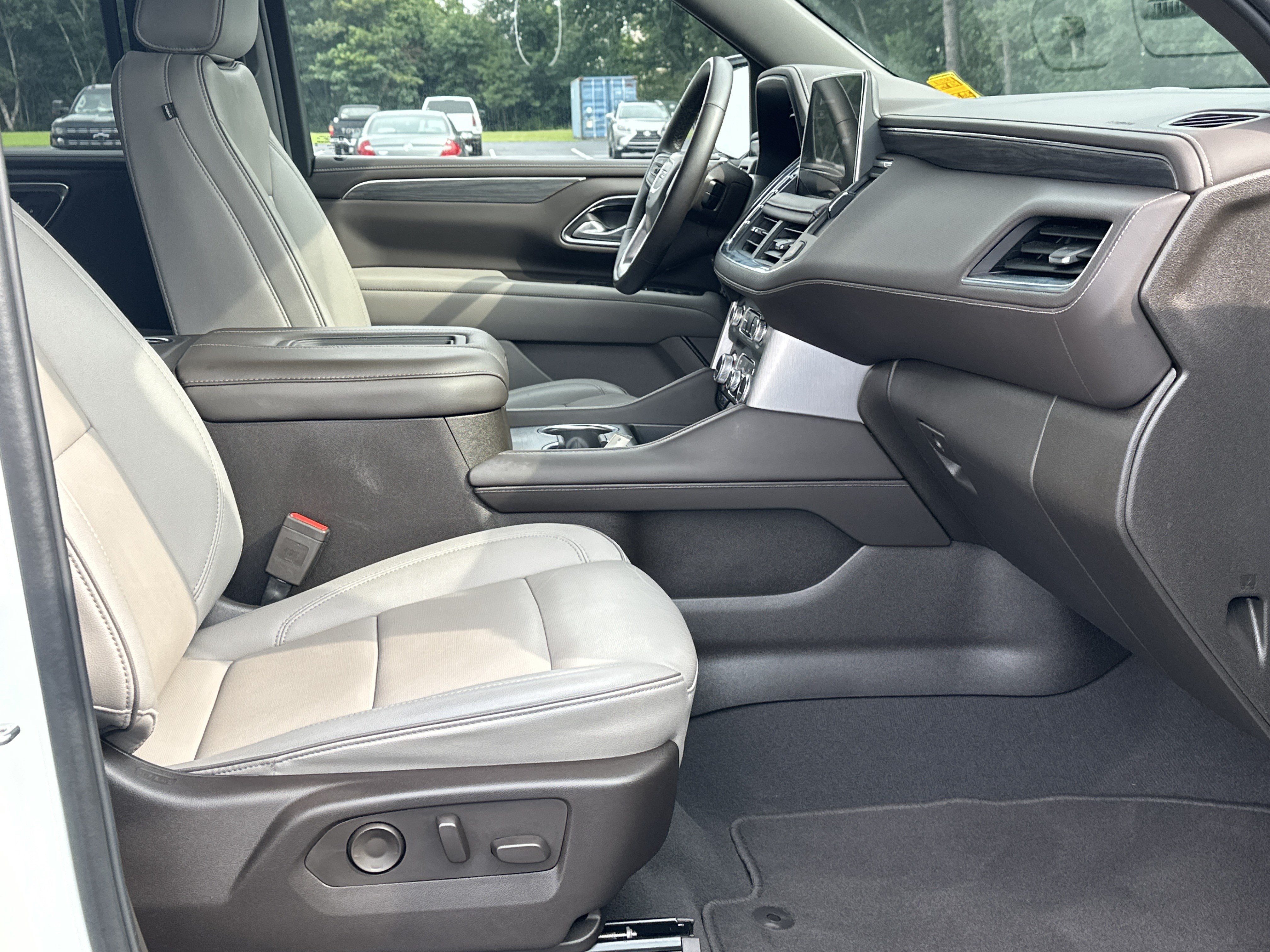 Used 2024 GMC Yukon SLT w/ SLT Luxury Package RWD image 12