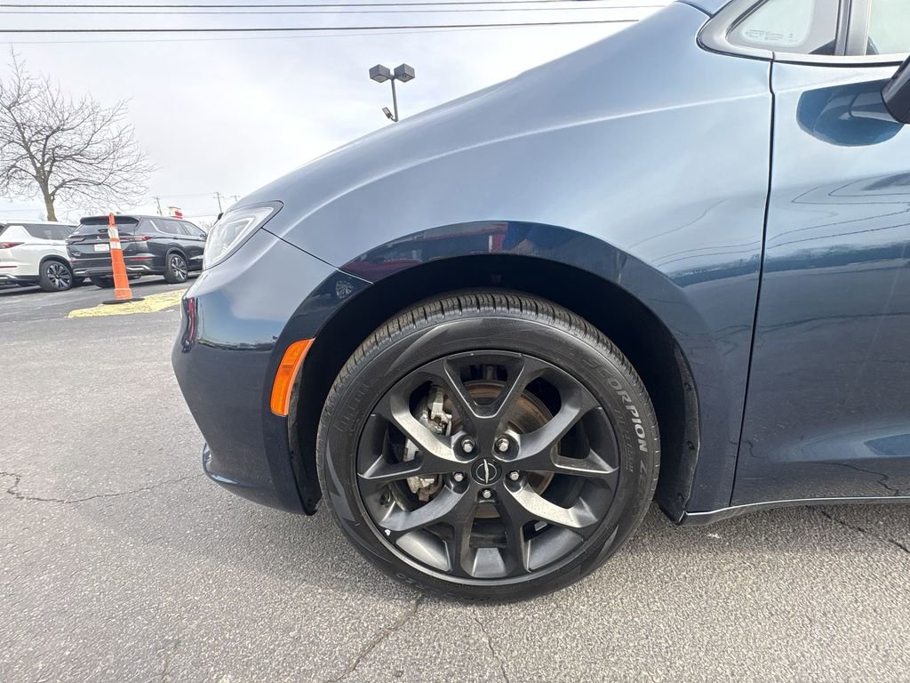 Used 2025 Chrysler Pacifica Limited image 18