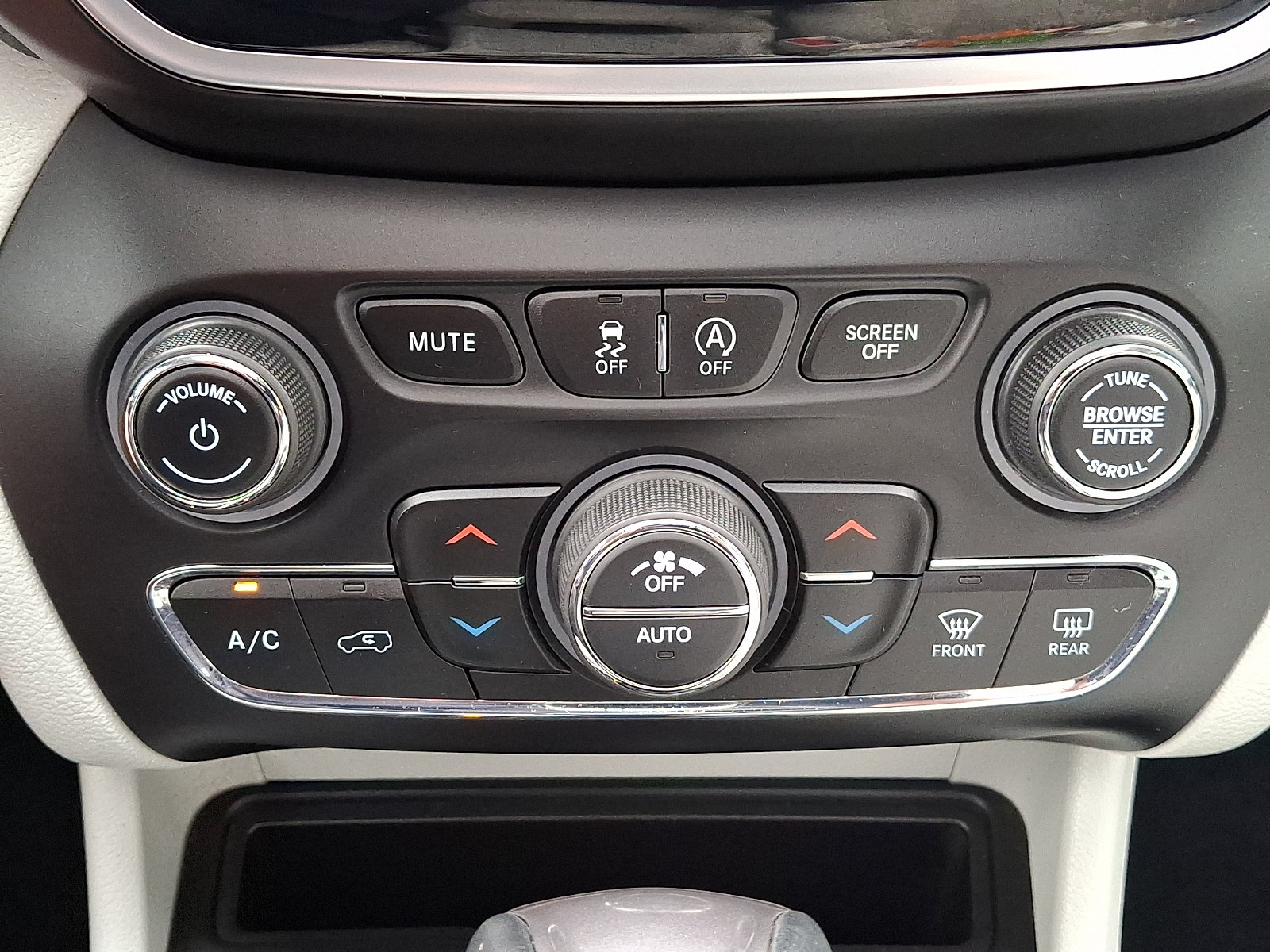 Used 2019 Jeep Cherokee Limited AWD/4WD image 16