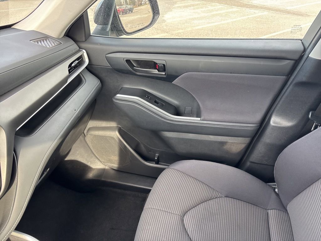 Used 2024 Toyota Highlander LE image 30