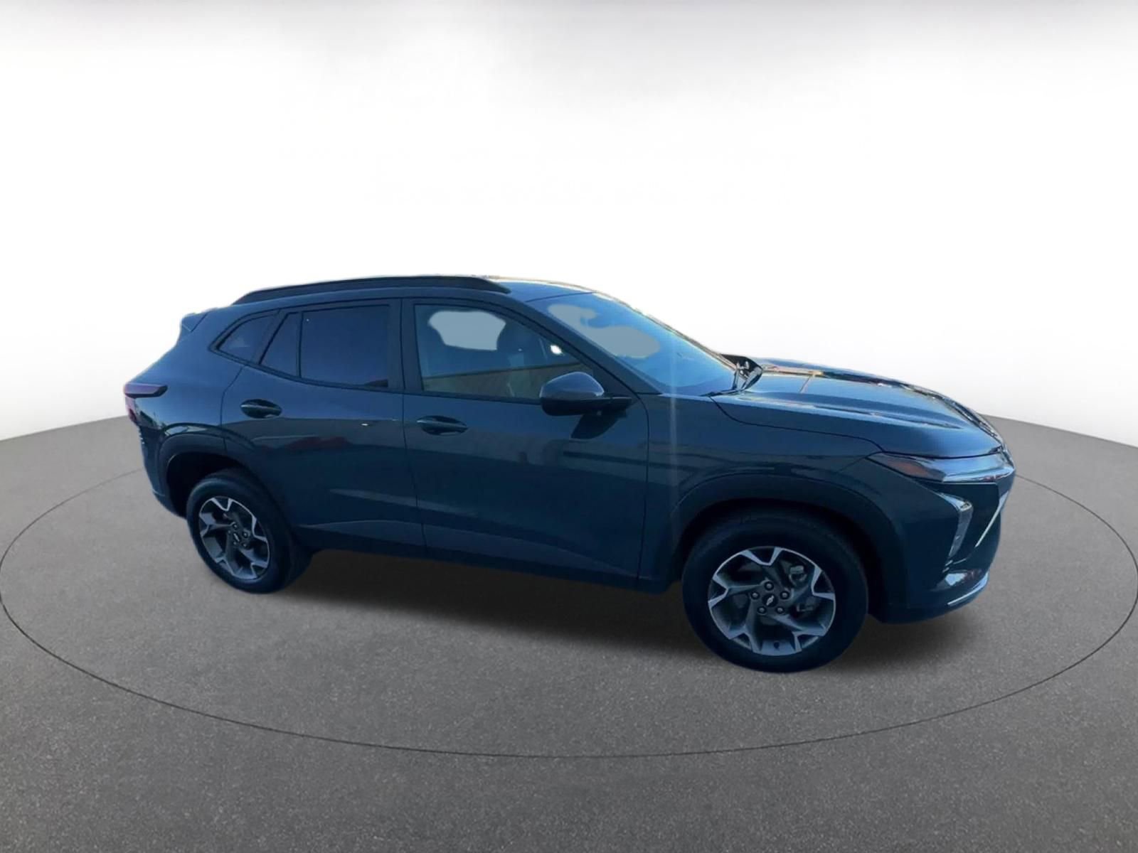 Used 2025 Chevrolet Trax LT image 2