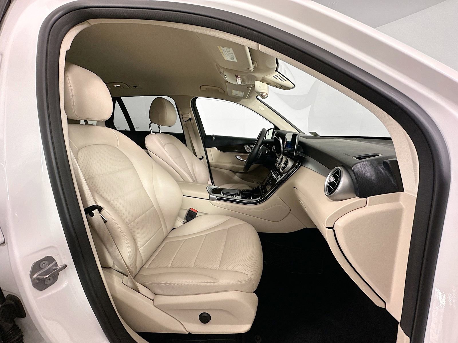 Used 2020 Mercedes-Benz GLC 300 4MATIC image 25