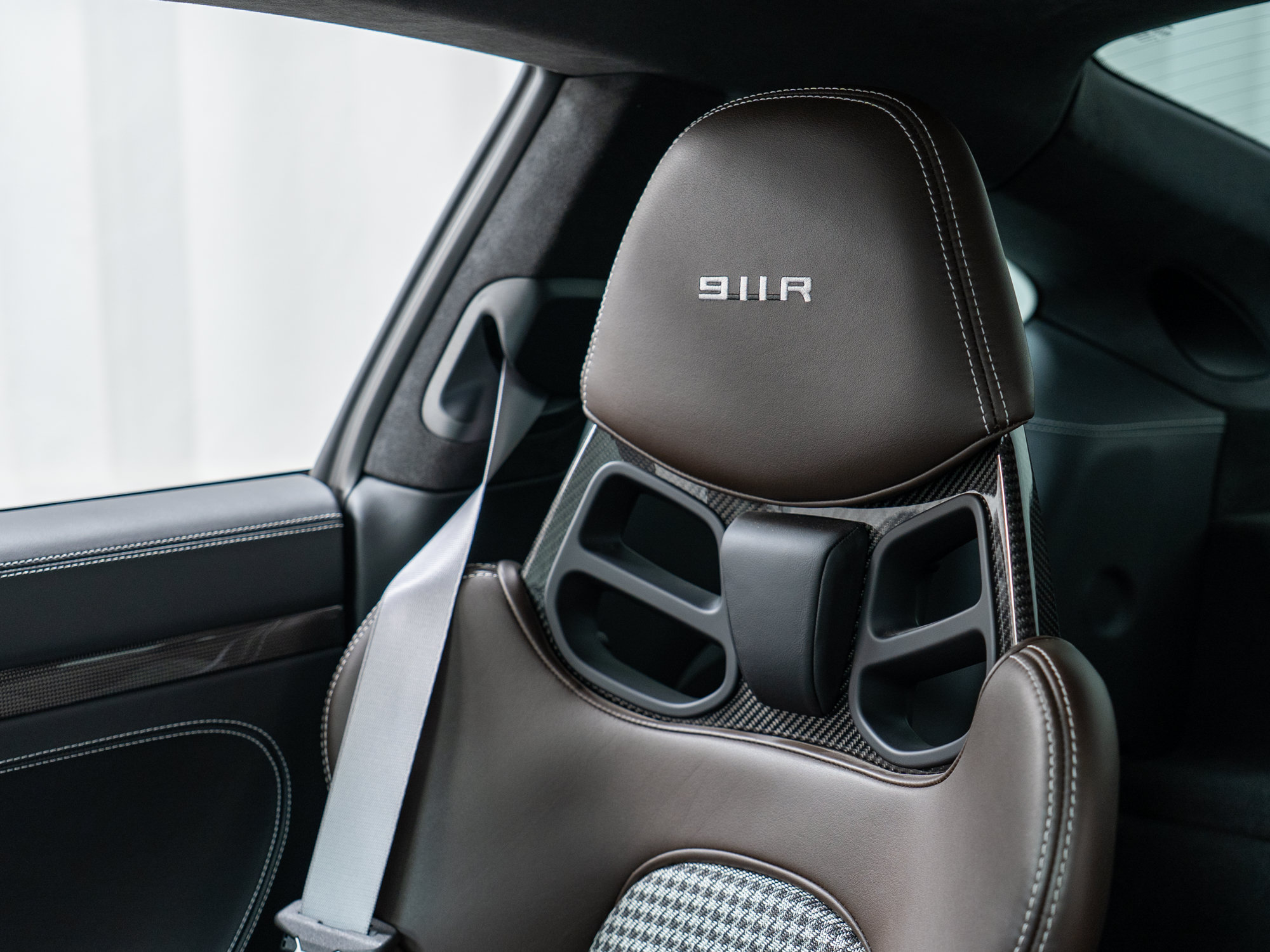 Certified 2016 Porsche 911 R RWD image 22