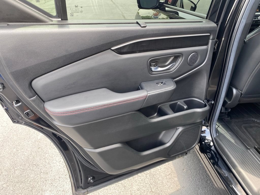 Used 2025 Honda Pilot Black Edition image 42