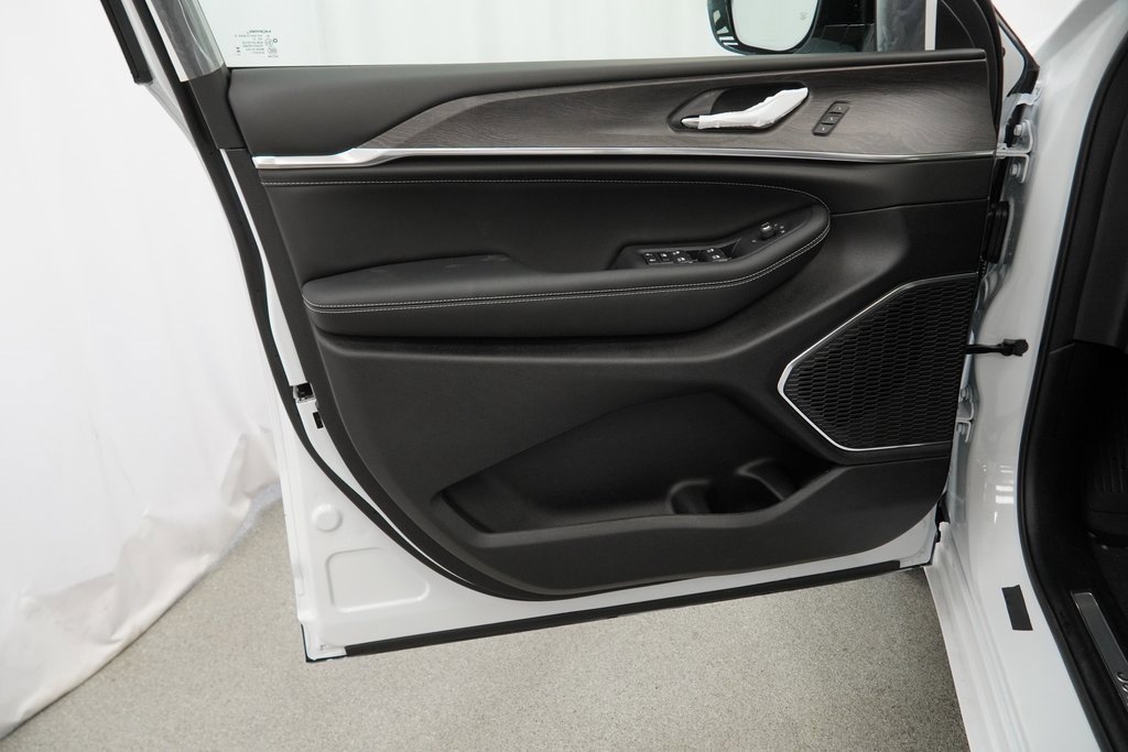 New 2025 Jeep Grand Cherokee Overland image 29