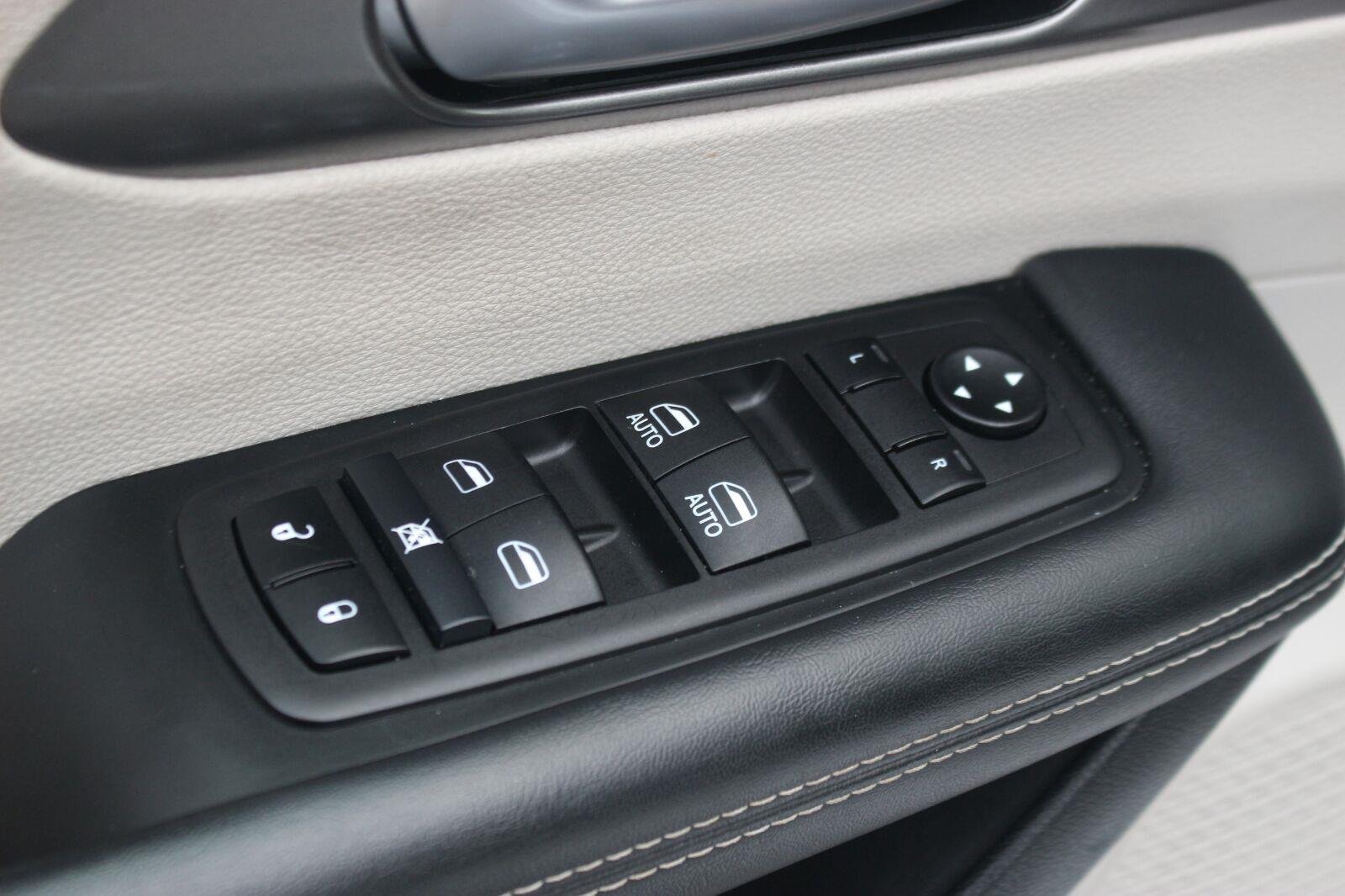 Used 2024 Chrysler Pacifica Touring-L FWD image 14