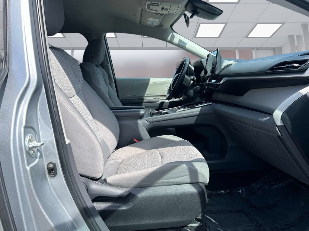 Used 2023 Toyota Sienna LE AWD/4WD image 21