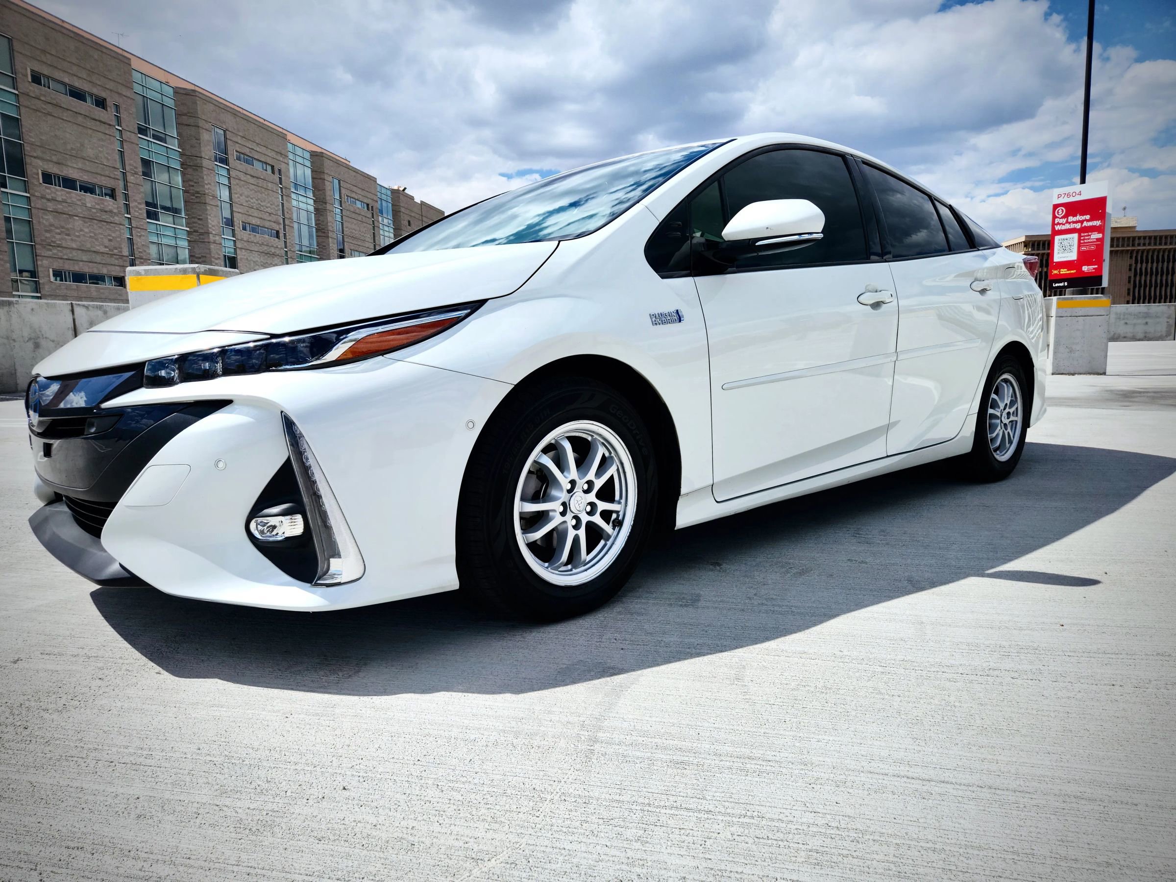 Used 2017 Toyota Prius Prime Advanced w/ Carpet Mat Package FWD image 2