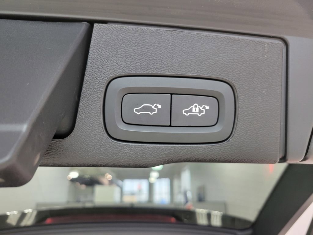 Used 2025 Volvo XC60 B5 Plus image 12