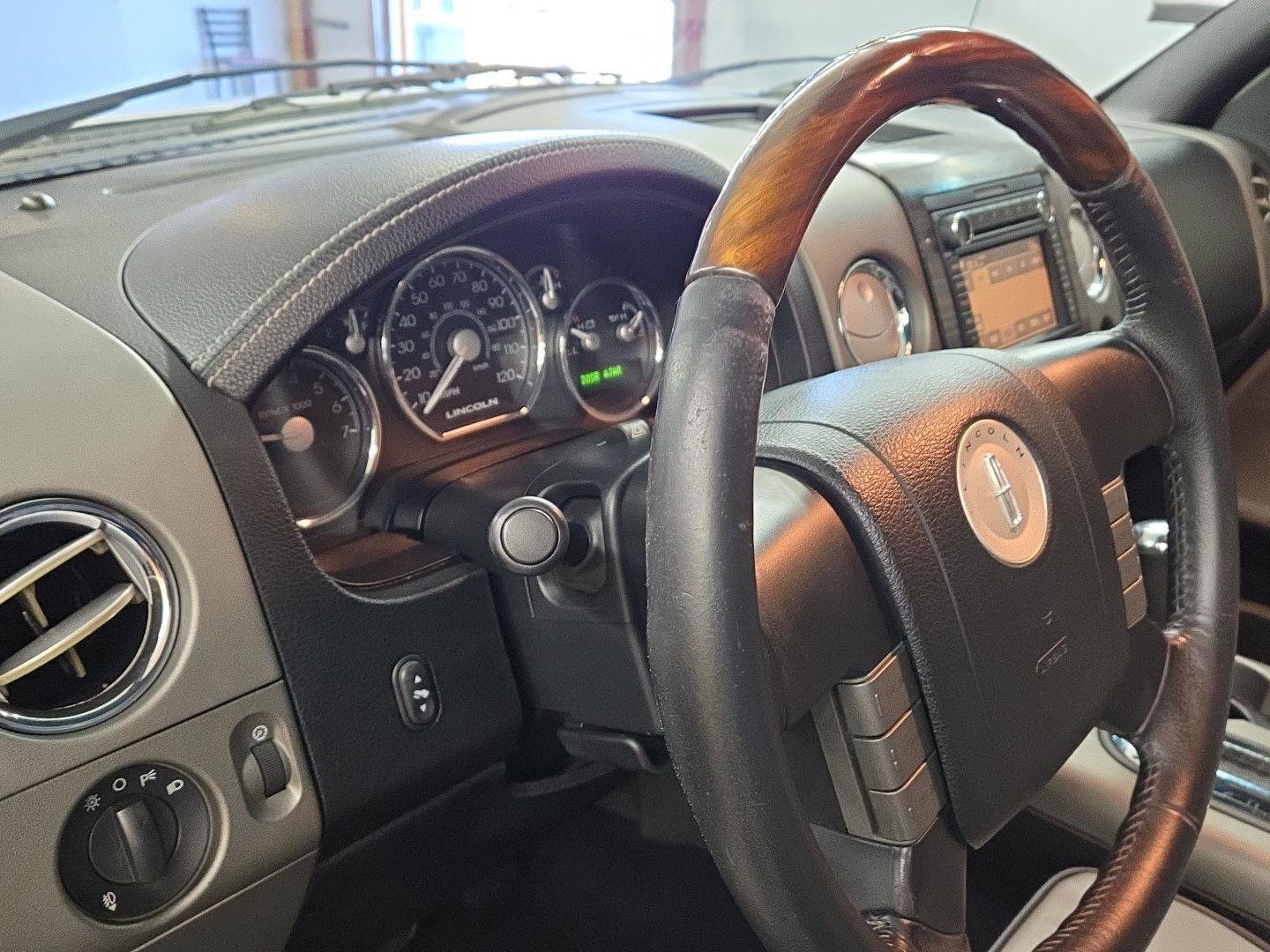 Used 2008 Lincoln Mark LT 4x4 image 5