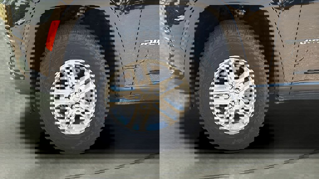 Used 2023 Jeep Grand Cherokee Laredo image 9