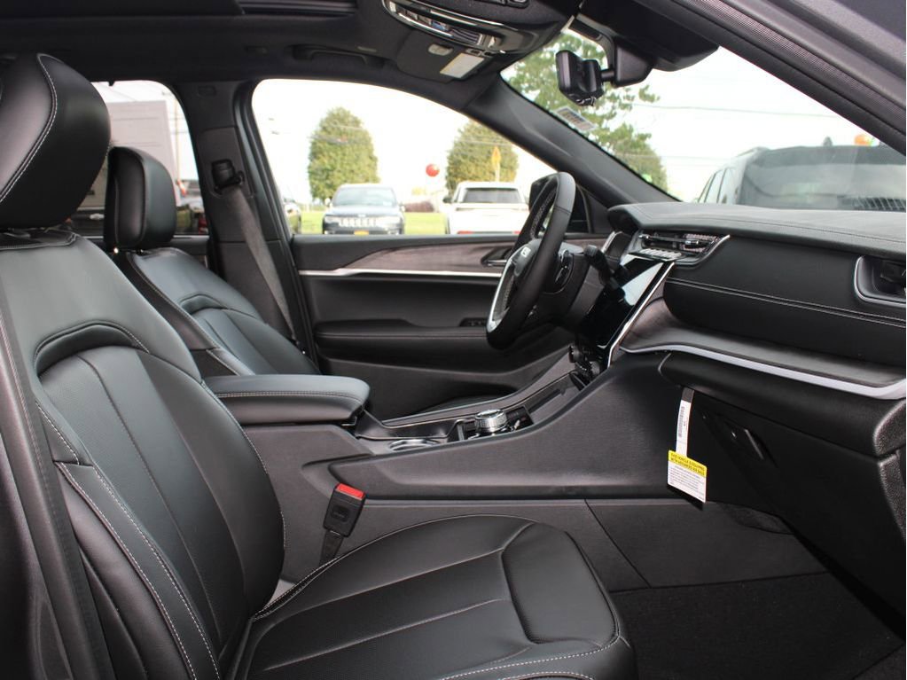 New 2025 Jeep Grand Cherokee Limited w/ Luxury Tech Group II image 31