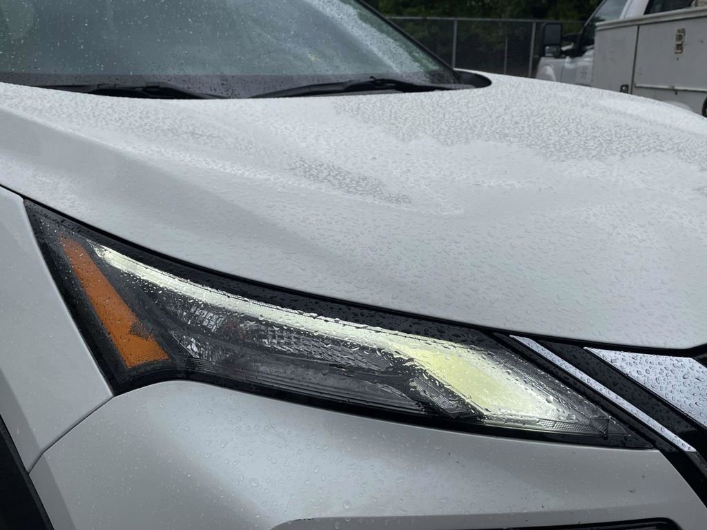 Used 2023 Nissan Rogue SL FWD image 3