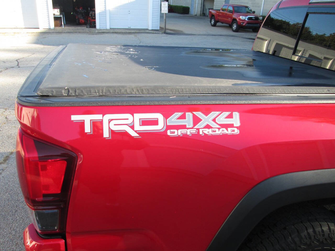 Used 2019 Toyota Tacoma TRD Off-Road image 11