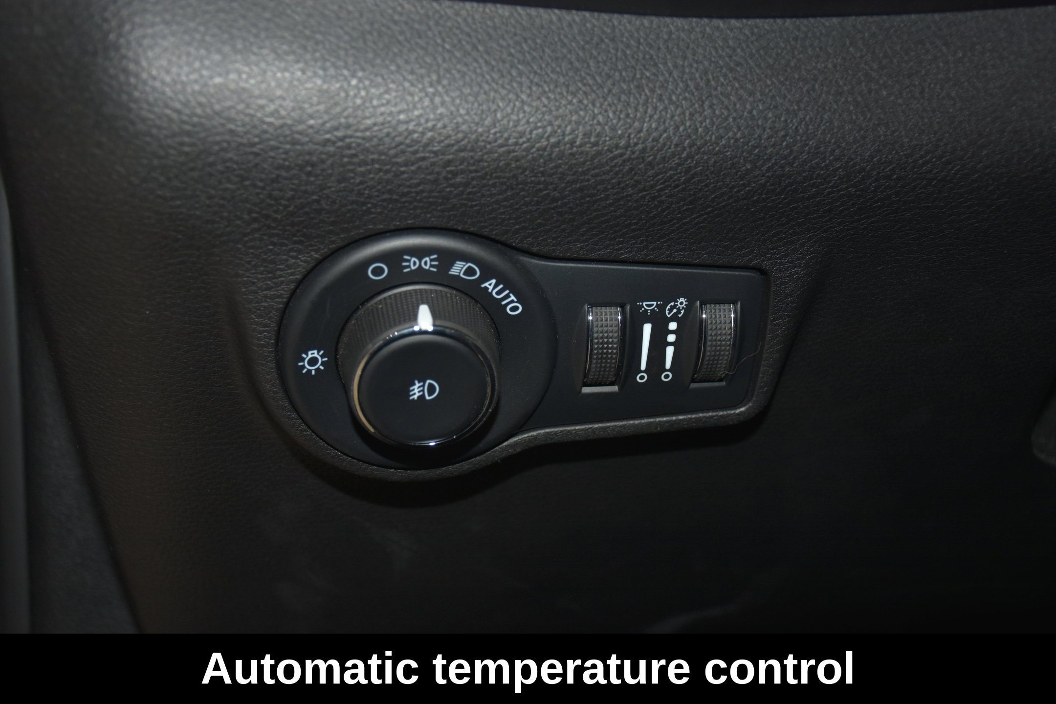 Used 2023 Jeep Compass Limited w/ Sun and Sound Group AWD/4WD image 11